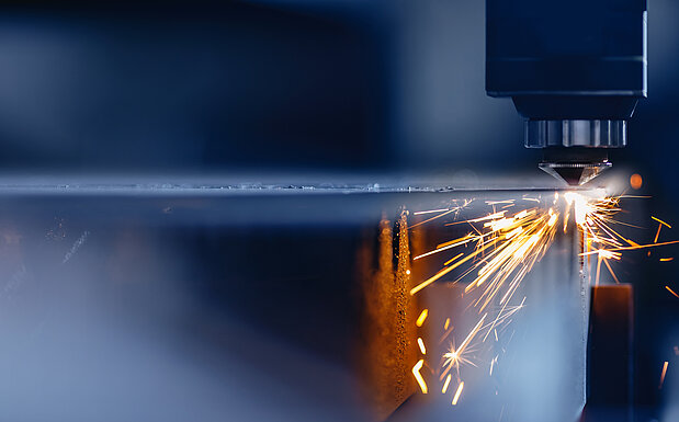Laser-CNC-Schnitt aus Metall mit Lichtfunken