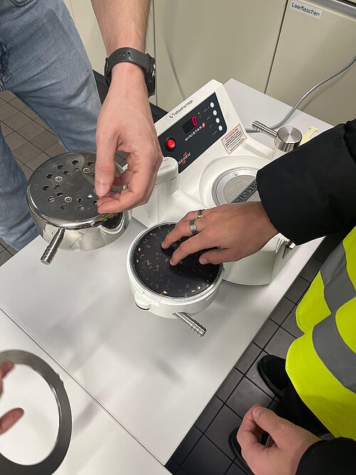 Bei Isosport Verbundbauteile GmbH konnten die Jugendlichen die Produkte anfassen.