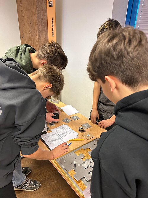 Jugendliche konnten bei Weitzer Parkett GmbH Materialien anfassen.