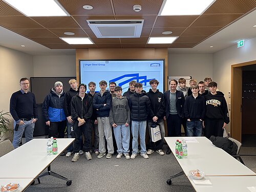 Jugendliche der PTS Oberwart besuchten die Unger Steel Group im Rahmen von Industrie zum Angreifen.