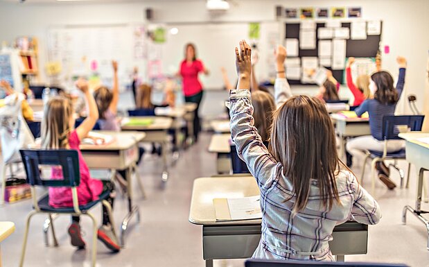 Schülerinnen und Schüler während des Unterrichts in einer Klasse