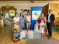 Übergabe der Sumsi-Forscherbox an den Kindergarten Steinbrunn: Aniko Benkö, Geschäftsführerin der Industriellenvereinigung Burgenland, Kerstin Beiglböck, Leiterin Kindergarten Steinbrunn, Madelaine Ribits, Leiterin Kindergarten Steinbrunn, Isabella Radatz-Grauszer, Bürgermeisterin und Volksschuldirektorin Steinbrunn, sowie Rudolf Suttner, Vorstandsdirektor der Raiffeisenlandesbank Burgenland, mit drei jungen Forscher*innen.